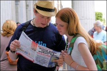 Reading the Socialist Party's leaflet during the 2008 referendum in Ireland, photo Paul Mattsson