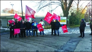 Scunthorpe scaffolders on strike, photo: Alistair Tice